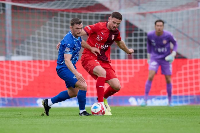 24.07.2025, Conference League - FC Vaduz - Dungannon Swifts FC, Kealan Dillon ,Dungannon gegen Denis Simani .Vaduz - Michael Zanghellini
