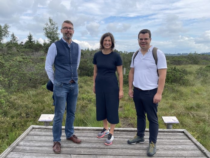 Bild 01 v.l. Stefan Kattari, Bürgermeister von Grassau; Katharina Gasteiger, AidA und Christian Öhri,