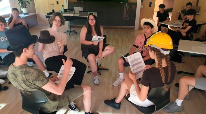 Jugendliche diskutieren über die Alpen von morgen