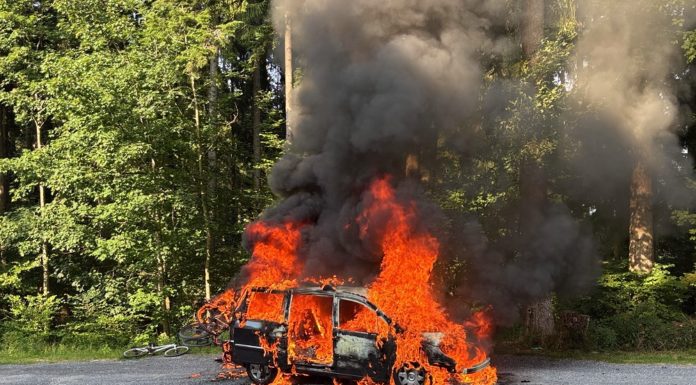 Fahrzeugbrand auf der Stossstrasse