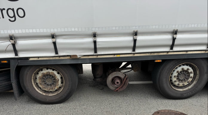 Sattelmotorfahrzeug fuhr trotz fehlendem Rad!