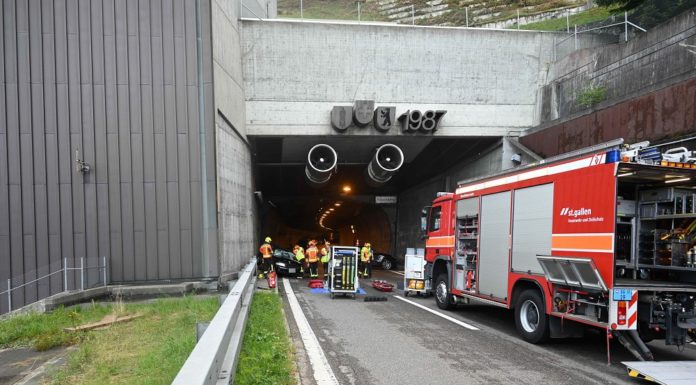 Frontalkollision auf der Autobahn, eine Frau schwerverletzt