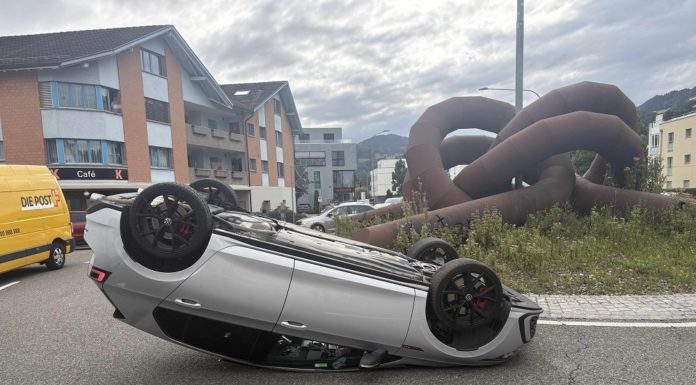 Fahrunfähig mit Auto auf Dach gelandet