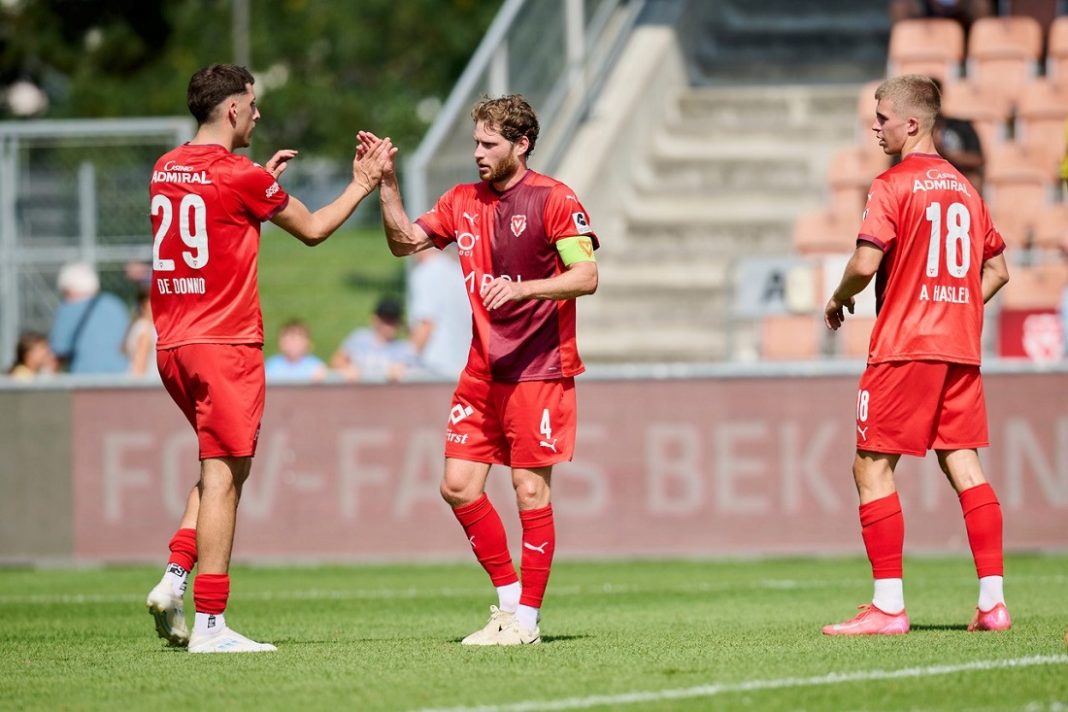 FCV-Captain Nicolas Hasler hat eben das 3-0 gegenNyon erzielt.Rechts Debütant Hasler Alessio. M.Z.