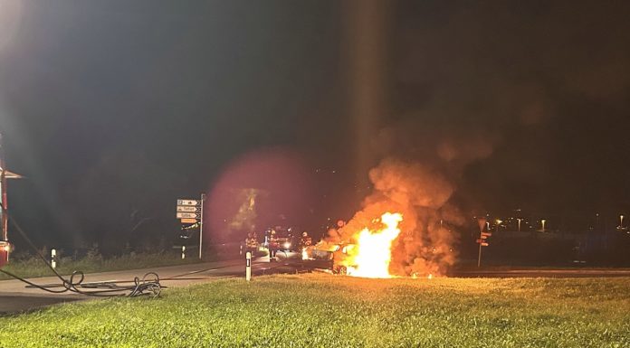 Auto komplett ausgebrannt