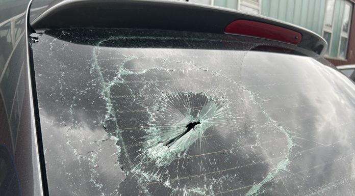 Zeugenaufruf! Stein gegen Auto geworfen