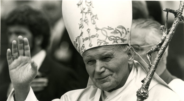 Papstbesuch vor 40 Jahren: Papst Johannes Paul II. küsste bei seiner Ankunft den Liechtensteiner Boden