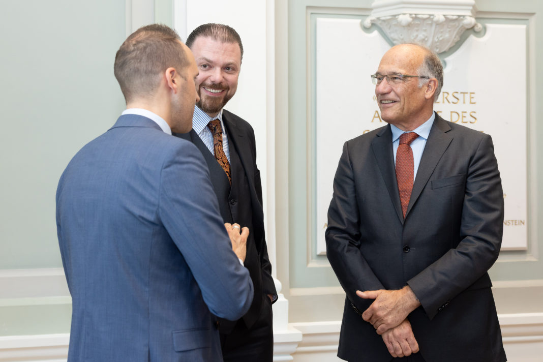Justizminister Emanuel Schädler zusammen mit Manuel Walser (links), Präsident der Rechtsanwaltskammer, und Hilmar Hoch (rechts), Präsident des Staatsgerichtshofs, bei der Verleihung der Rechtsanwaltsdiplome im vergangenen Juni.