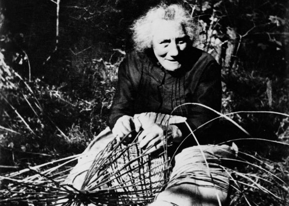 Korbflechterin Wilhelmina Wagner (1874–1943), heimatberechtigt in Triesenberg; unbekannter Fotograf. Quelle: Privat Klaus Biedermann, Vaduz.