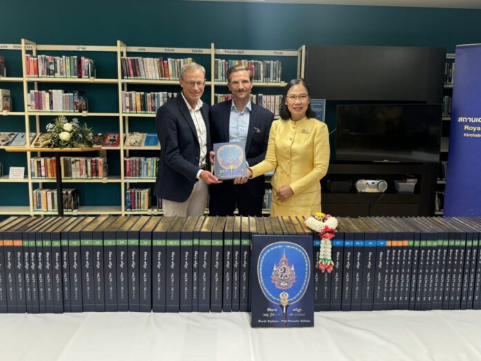 Übergabe des 80-bändigen Werks durch Botschafterin Pannabha Chandraramya an Vertreter der Liechtensteinischen Landesbibliothek.