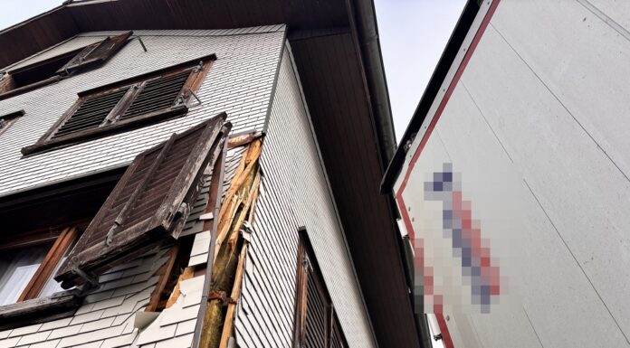 Sattelschlepper verkeilt sich in Kurve