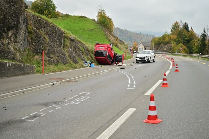 Auto überschlagen, Verkehrsunfall-Ebnat Kappel 2