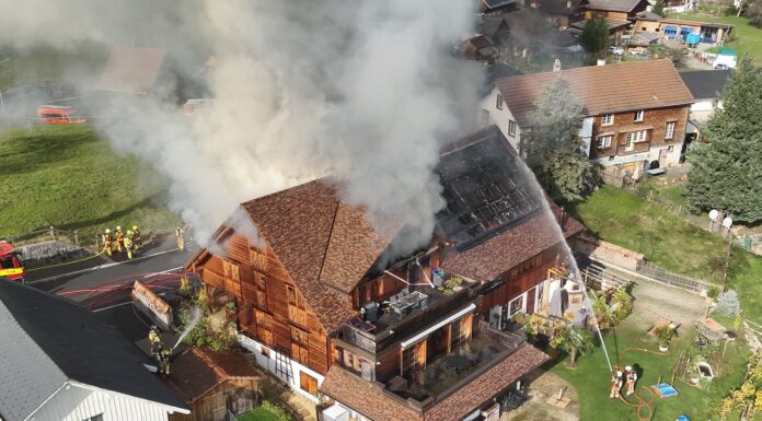 Vollbrand eines Mehrfamilienhauses-Millionenschaden