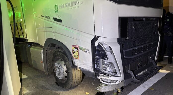 Mit Sattelmotorfahrzeug verunfallt und geflüchtet