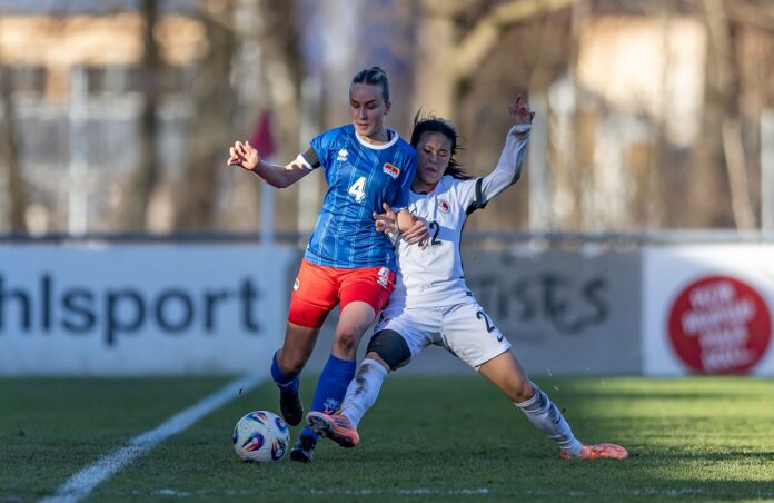 Bild zeigt Sina Kollmann Nr. 4 im Zweikampf im Spiel gegen Hongkong.Foto-Rinderer.jpg