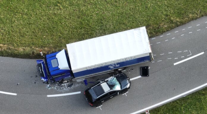 Brunnadern: Frontalkollision zwischen Auto und Lastwagen