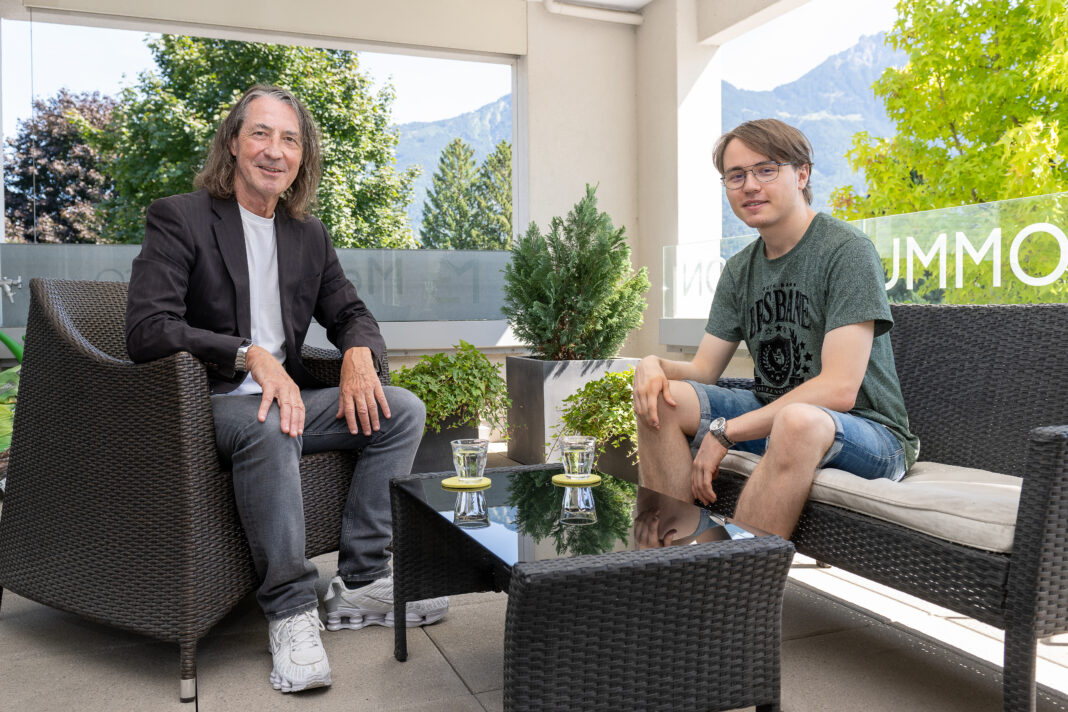 Johannes Kaiser im Gespräch mit dem Bronze-Gewinner an der Internationalen Mathematik-Olympiade in Australien – Leonhard Hasler.