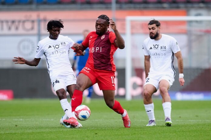 FC Stade-Lausanne-Ouchy-Edmond Akichi SLO gegen Ayo Akinola FC Vaduz-Michael Zanghellini