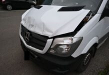 Auffahrunfall zwischen Sattelschlepper und Lieferwagen