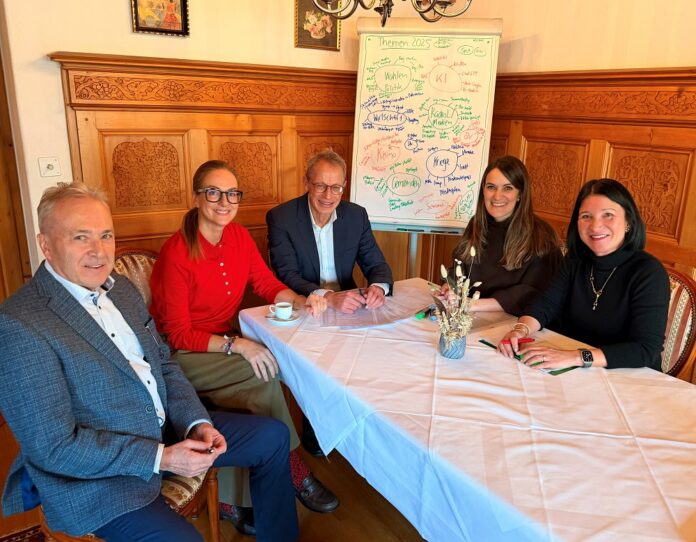 2025_13_12_Jurysitzung Wort des Jahres mit Günther Fritz - Doris Büchel - Daniel Quaderer - Magdalena Hilbe - Carmen Dahl