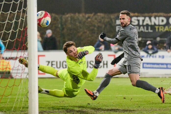 FC Vaduz-Rapperswil, Bild Goali Laurent Seji gegen Javier Navarro FCVaduz, Fto-M.Z.