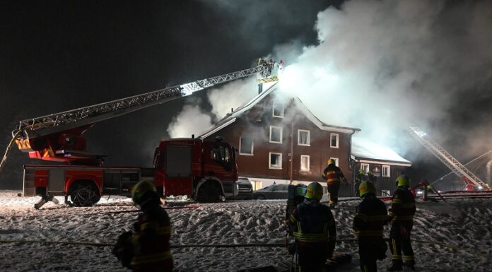Brand – Mann nach Sprung aus Fenster ersthaft verletzt