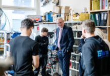 Regierungsräte Daniel Oehry und Hubert Büchel besuchen BerufsCHECK-Woche 2026