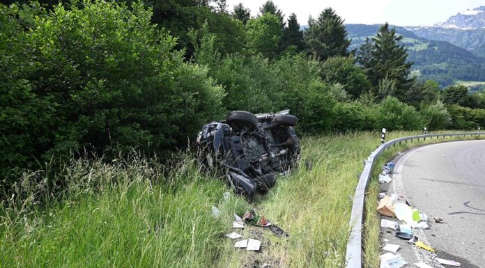 Auto überschlägt sich auf Autobahn / Fahrerin verletzt