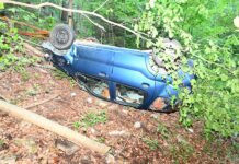 Schwer verletzt bei Sturz mit Auto über Abhang