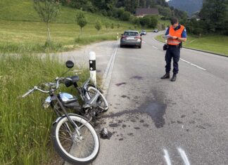Mofa-Fahrer bei Autounfall schwer verletzt
