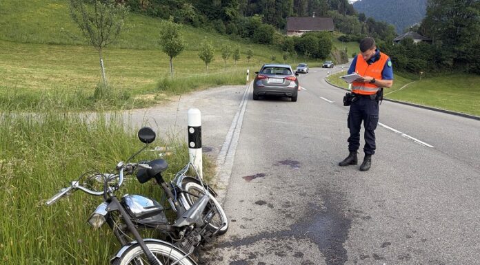 Mofa-Fahrer bei Autounfall schwer verletzt