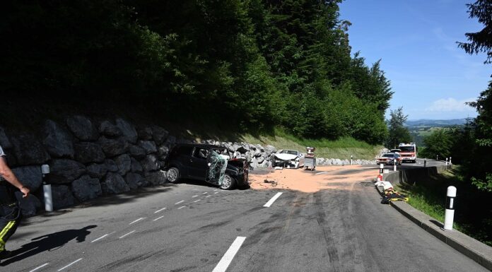 Schwer verletzt nach Unfall zwischen zwei Autos