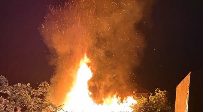 Schrebergartenhäuschen in Vollbrand