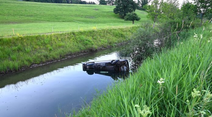 Mit Kleinbus im Binnenkanal gelandet