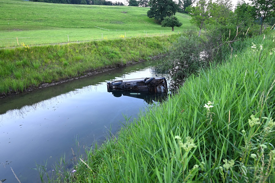 Kleinbus in Graben gelandet in Sennwald 2