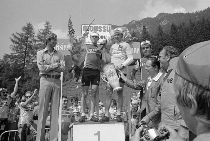 1976: Tour de Suisse, Etappe Amden–Vaduz/Gaflei: Sieger auf dem Podest bei der Übergabe des Ehrenpreises des Fürsten Franz Joseph II.; dritter von rechts (mit Pokal) Baron Eduard von Falz-Fein, links der damalige Erbprinz Hans-Adam II.; 1976.06; SgAV 05/0168/002; Copyright: Xaver Jehle, Schaan; Quelle: Liechtensteinisches Landesarchiv / Vaduz