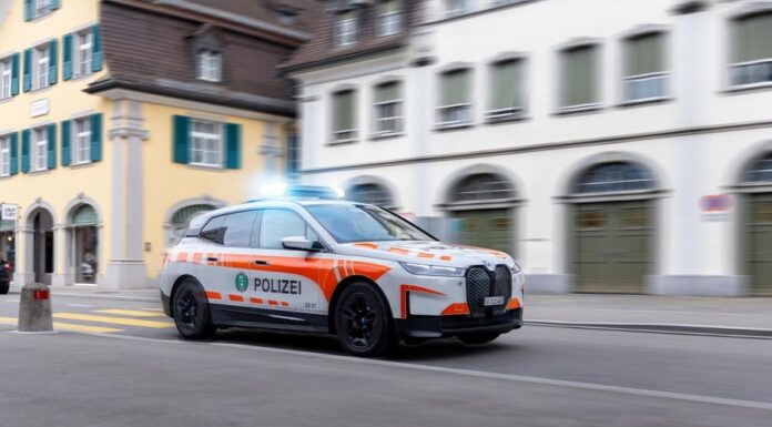 Raub auf Tankstellenshop – Verkäuferin mit Messer bedroht