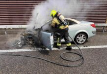 Auto auf Autobahn A1 in Vollbrand