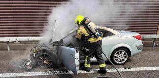 Auto auf Autobahn A1 in Vollbrand