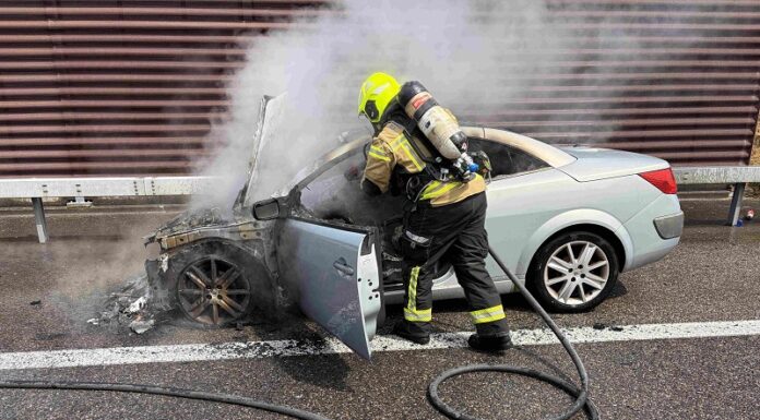 Auto auf Autobahn A1 in Vollbrand