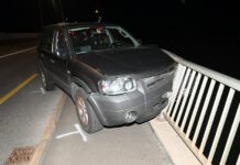 Auto im Brückengeländer festgefahren
