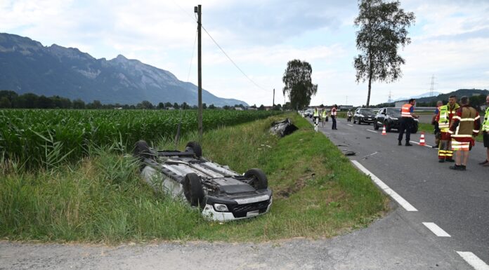 Haag: Frontalkollision endet für zwei Autos auf dem Dach