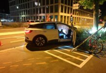 Polizeibeamte verletzt und mit Auto geflüchtet