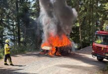 Auto während der Fahrt in Brand geraten