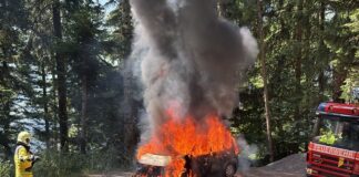 Auto während der Fahrt in Brand geraten