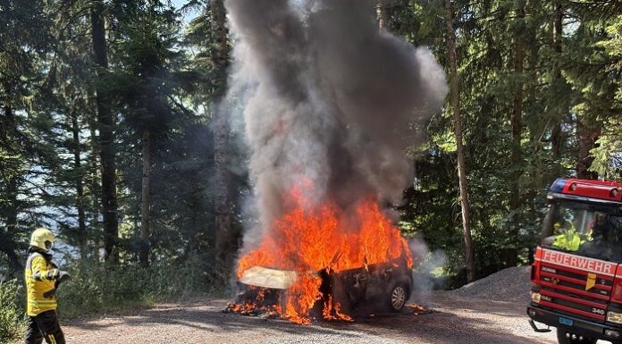 Auto während der Fahrt in Brand geraten