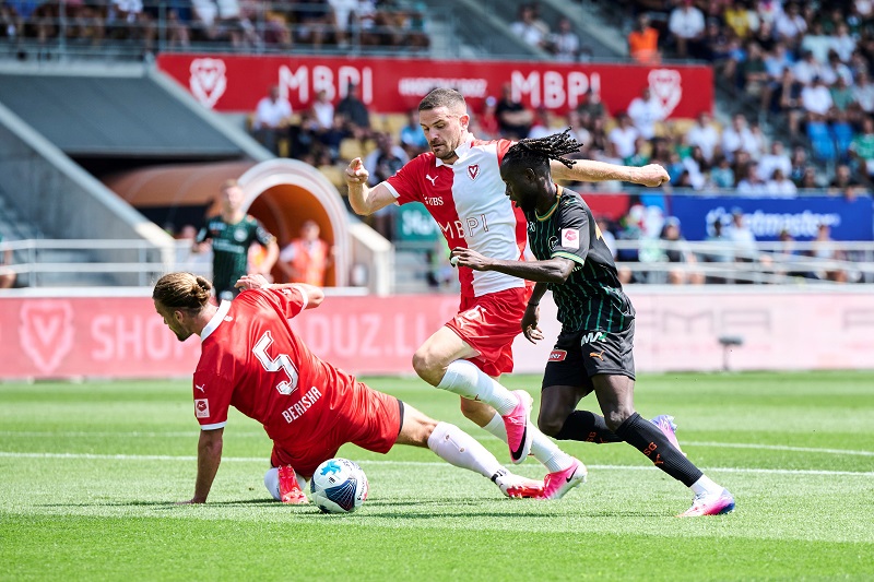 Denis Simani FC Vaduz gegen Aliou Balde (FC St.Gallen, 2.8.2026, 2-3. M.Z