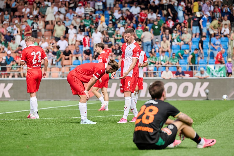 Liridon Berisha und Denis Simani,nach Spielende nach 2-3.-Niederlae FCSG. M