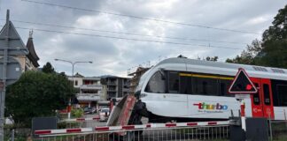 Zug erfasst landwirtschaftliches Fahrzeug -hoher Sachschaden