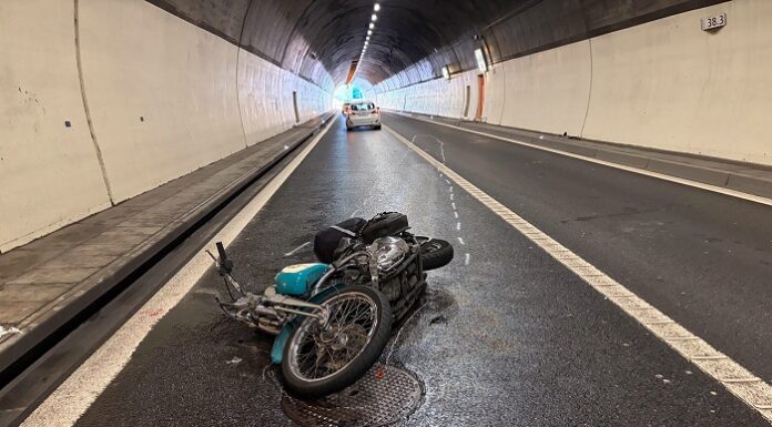 Motorradfahrer nach Unfall im Tunnel schwer verletzt!